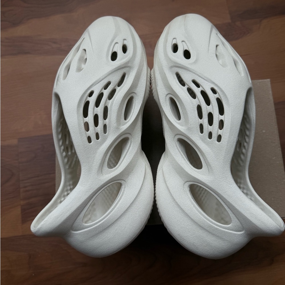 Yeezy Foam Runner - Picture 2 of 8